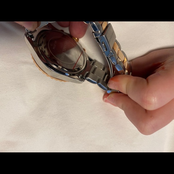 Michael Kors watch, never worn, like-new - Picture 3 of 4